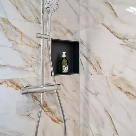 Sleek And Chic Studio In The Heart Of City Appartement *