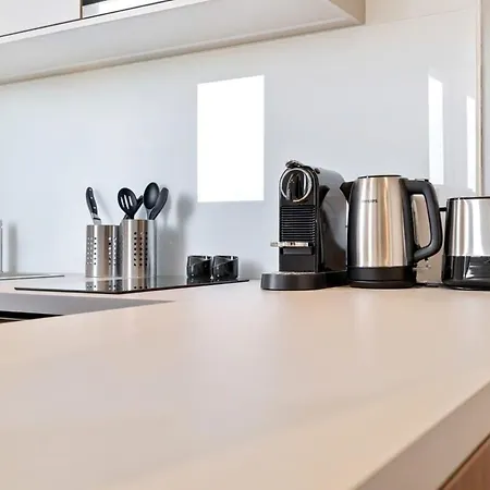 Apartment Sleek And Chic Studio In The Heart Of City *