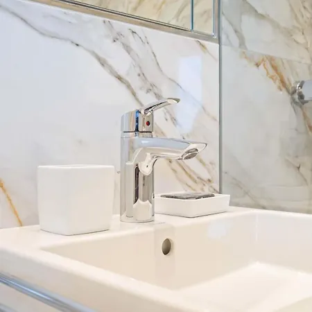 Apartment Sleek And Chic Studio In The Heart Of City *