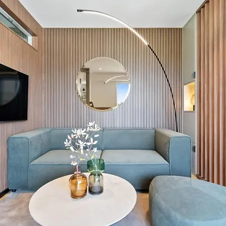 Sleek And Chic Studio In The Heart Of City Apartment *