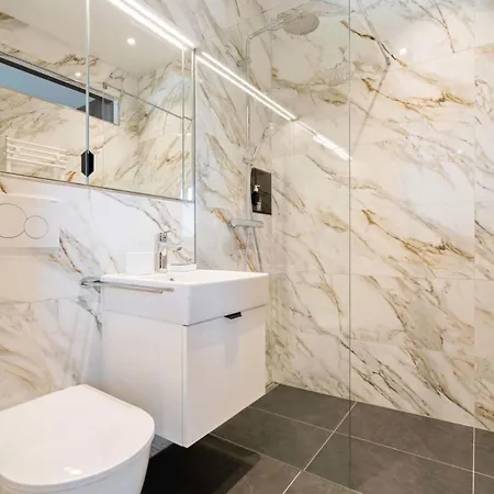 Sleek And Chic Studio In The Heart Of City